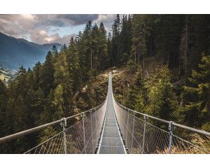 De hangbrug in de Dolomieten in Italië, met bergen op de achtergrond, afgebeeld op een indrukwekkend fotobehang.
