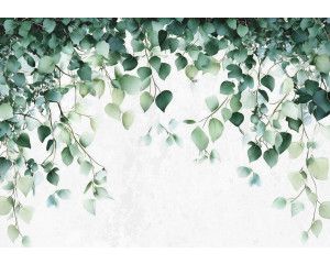 Fotobehang met hangende groene bladeren in verschillende vormen op een lichte, neutrale achtergrond.