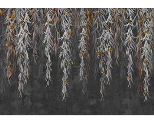 Hangplanten en vlinders vliegen door een weelderige jungle op dit bladerenbehang, dat een tropische en levendige uitstraling geeft.