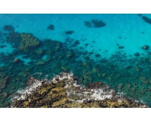 Helder blauwe zee met een prachtig uitzicht op het landschap.