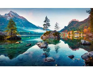 Het fotobehang toont de magie van het Hintersee-meer, met omliggende bergen en een weelderige natuur.