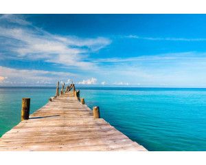 Fotobehang van een houten pier die uitsteekt in de zee, met een 3D-landschap van een meer en bergen op de achtergrond.