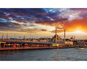 Fotobehang van de skyline van Istanbul, met moskeeën en hoge gebouwen.