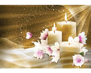 Gouden kaarsen en bloemen in een yoga spa setting, weergegeven op een luxe fotobehang.