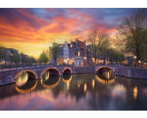 Fotobehang met oude herenhuizen op de hoek van de Keizersgracht en Leidsegracht in Amsterdam, met verlichte bruggetjes die de avond verlichten.