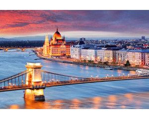 Kettingbrug in Boedapest die het parlementsgebouw en de rivier met elkaar verbindt, afgebeeld op een fotobehang.