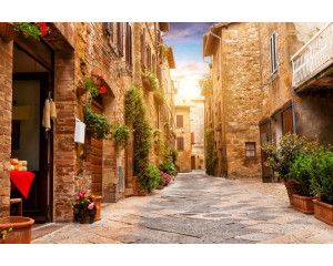 Een kleurrijke straat in Pienza, Toscane, Italië, weergegeven op een levendig fotobehang.