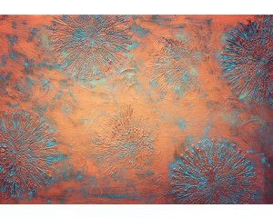 Fotobehang van koperpatina met bloemenwand, in een kunstzinnige en rustieke stijl.