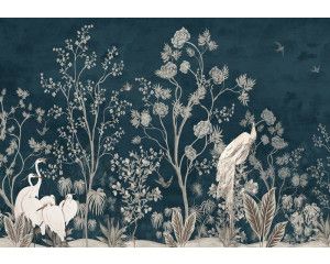 Fotobehang van kraanvogels bij bomen, weergegeven in een kunstzinnige compositie.