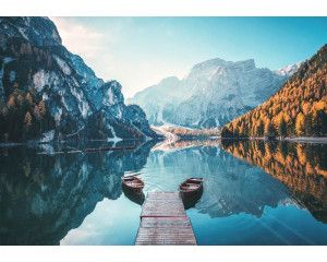 Lago di Braies in Zuid-Tirol, afgebeeld op een fotobehang, met helderblauw water en omringende bergen.