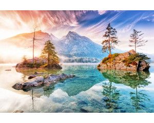 Het fotobehang toont Lake Hintersee in Ramsau, Duitsland, met een prachtig meer omgeven door bergen en bossen.