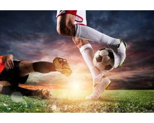 Fotobehang van een schijnbeweging tijdens een voetbalactie, waarbij de speler behendig de tegenstander ontwijkt met magische precisie.