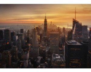 Fotobehang met een magische zonsondergang boven de wolkenkrabbers van de New York skyline.