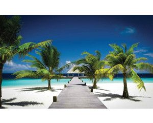 Fotobehang van een tropisch strand op de Malediven met palmbomen en een houten pier die de turquoise zee insteekt.