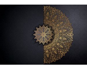 Fotobehang met een gouden mandala op een abstracte, zwarte achtergrond.