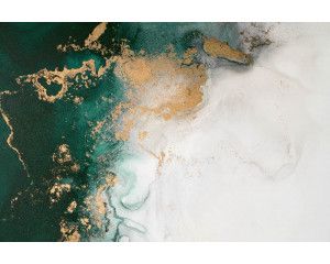 Fotobehang van groen marmer met gouden accenten, artistiek weergegeven in een abstracte en industriële stijl.