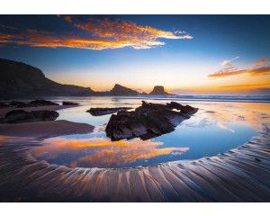 Fotobehang met uitzicht op een meer, rustgevend natuurlandschap.
