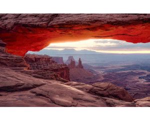 Mesa Arch Canyonlands National Park Utah fotobehang, met een iconische rotsformatie.