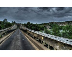 Industriële stalen brug over een bergachtig landschap in 3D op fotobehang.