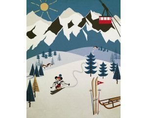 Mickey Alpine Mouse fotobehang toont Mickey in een ski-outfit, afdalend van de Alpen met besneeuwde bergtoppen en dennenbomen.