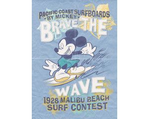 Mickey Brave the Wave fotobehang met Mickey Mouse die op een surfplank door de oceaan golft, met speelse watergolven op de achtergrond.