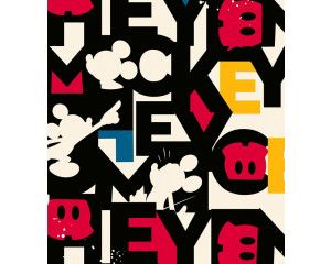 Mickey Mouse Mix-up fotobehang toont verschillende versies van Mickey Mouse in een speels chaotisch ontwerp, vol kleur en energie.