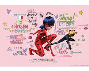 Fotobehang van de personages Lady Bug, Cat Noir, Marinette en Adrien uit de populaire serie "Miraculous", kleurrijk en speels weergegeven.