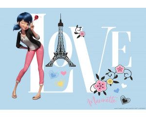 Fotobehang van Marinette als Lady Bug, klaar voor actie, met levendige kleuren en een speels ontwerp.