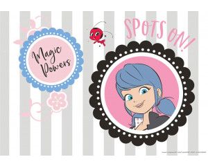 Fotobehang van Marinette in haar Lady Bug-outfit, waarbij haar magische krachten worden benadrukt tegen een kleurrijke achtergrond.