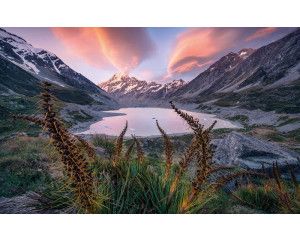 Een majestueus berglandschap met een kalm meer, geïnspireerd door Lord of the Mountains, vastgelegd op dit fotobehang.