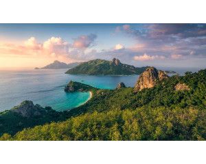 Monkey Island fotobehang, met een eiland vol avontuur, omringd door bergen en zee.