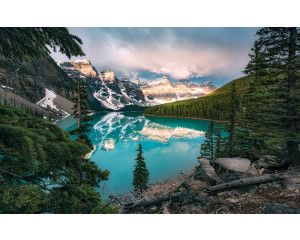 Moraine Lake Banff Nationalpark landschap fotobehang, met een helderblauw meer.