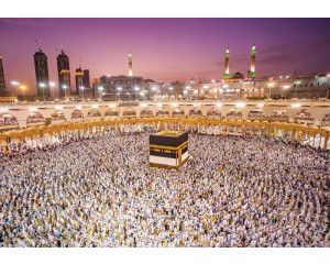 Fotobehang van moslimpelgrims die tawaaf doen rond de Kaäba in Mekka tijdens de hadj, weergegeven op vliesbehang.