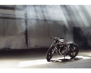 Stoere motor op fotobehang, krachtig en robuust ontwerp.