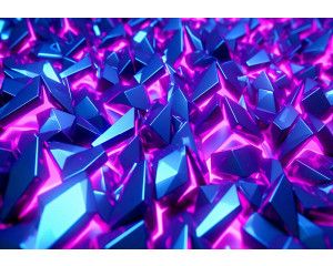 Fotobehang met scherpe kristalvormen in glanzend blauw en een neon roze-paarse gloed voor een futuristische uitstraling.