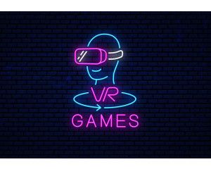 Fotobehang Neon VR Games met futuristisch VR-headsetontwerp in felroze en blauwe neonkleuren op donkere baksteenachtergrond.