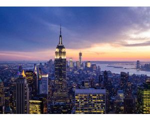Fotobehang met een zonsondergang boven de skyline van New York.