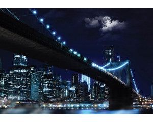 Fotobehang van de verlichte Brooklyn Bridge in New York, met de skyline van de stad bij nacht.
