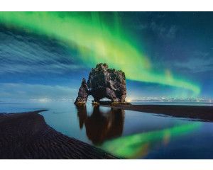 Fotobehang met noorderlicht en poollicht, uitzicht over een meer met rotsen.