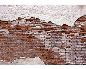 Fotobehang met daarop een oude bakstenen muur met boven en onder cement.