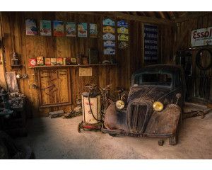 Fotobehang van een vintage Amerikaanse garage met oude auto's in een werkplaats.