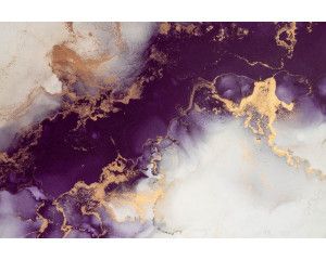 Fotobehang van paars en goud marmer, met een luxe en abstract design dat kracht en elegantie uitstraalt.