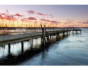 Fotobehang van een pier langs een meer, serene landschapsuitzicht.