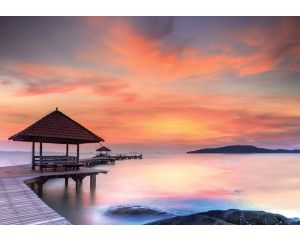Fotobehang van een pier langs de zee, serene sfeer.