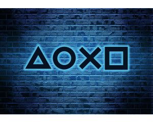 Fotobehang van neon PlayStation iconen in op een blauwe, verlichte bakstenen muur, ideaal voor een moderne gamersruimte.