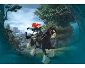 Prinses Merida fotobehang met Merida uit Brave, haar pijl en boog in de aanslag, omringd door Schotse landschappen en kastelen.