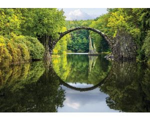 Fotobehang van de Rakotzbrug, ook wel duivelsbrug, een cirkelvormige brug in Kromlau, Duitsland.