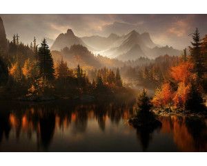 Fotobehang met een reflectie van een meer en bergen, omringd door weelderige natuur en bossen.