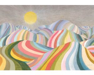 Fotobehang met een kleurrijke regenboog boven een schilderachtig berglandschap, met sfeervolle bergen op de achtergrond.