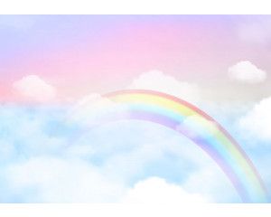Fotobehang met een dromerige regenboog en zachte wolken in pastelkleuren op een roze achtergrond.